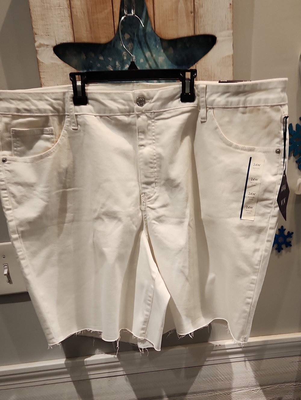 NWT Ava & Viv White Women's Bermuda Shorts with Frayed Hem SZ 24W